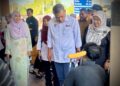 SAIFUDDIN Nasution Ismail bertanya khabar pesakit yang hadir ke Klinik Kesihatan Padang Serai sempena lawatan perkembangan projek di bawah ICU JPM di Padang Serai, Kulim. - IHSAN PUSAT KHIDMAT SAIFUDDIN NASUTION