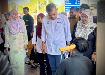 SAIFUDDIN Nasution Ismail bertanya khabar pesakit yang hadir ke Klinik Kesihatan Padang Serai sempena lawatan perkembangan projek di bawah ICU JPM di Padang Serai, Kulim. - IHSAN PUSAT KHIDMAT SAIFUDDIN NASUTION