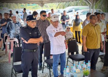SAIFUDDIN Nasution Ismail mengadakan lawatan pemantauan projek ICU JPM melibatkan pembinaan Jalan Kampung Badlishah/Ayer Puteh Junjong di Kulim. - IHSAN PUSAT KHIDMAT SAIFUDDIN NASUTION