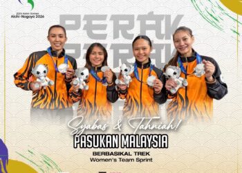 (DARI kiri) Anis Amira Rosidi, Nurul Izzah Izzati Mohd Asri, Nur Alyssa Mohd Farid dan Nurul Aliana Syafika Azizan meraih pingat perak pecut berpasukan wanita, hari ini.