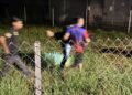 ORANG ramai membantu mengangkat salah seorang mangsa yang lemas akibat terjatuh ke dalam longkang di Taman Desa Kayangan, Sungai Karangan di Kulim.