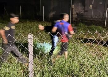 ORANG ramai membantu mengangkat salah seorang mangsa yang lemas akibat terjatuh ke dalam longkang di Taman Desa Kayangan, Sungai Karangan di Kulim.