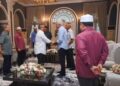 MUHAMMAD Sanusi Md Nor dan Mahdzir Khalid bersalaman ketika pertemuan antara kepimpinan utama Pas Kedah dan UMNO Kedah di Kediaman Rasmi Menteri Besar Kedah di Seri Mentaloon, Alor Setar.