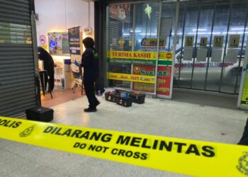 PASUKAN forensik melakukan siasatan di tempat kejadian membabitkan kedai emas yang dirompak empat penjenayah di Bakar Arang, Sungai Petani.