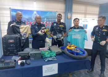 HANYAN Ramlan (dua kiri) menunjukkan barangan curi yang berjaya dirampas semula daripada Geng Mat Tok pada sidang akhbar di IPD Kuala Muda, Sungai Petani.