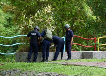 ANGGOTA Unit Pemusnah Bom IPK Kedah memeriksa kawasan penemuan bom lama jenis UXO mortar di Taman Rekreasi Mahawangsa, Kuala Nerang di Padang Terap, hari ini. - UTUSAN/ SHAHIR NOORDIN