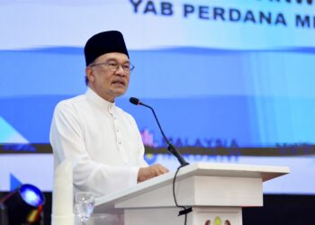 ANWAR Ibrahim pada Majlis Perasmian Skim Usahawan Bangkit Negeri Kedah di Alor Setar, hari ini. - UTUSAN/ SHAHIR NOORDIN