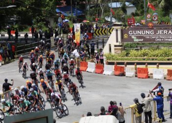 PELUMBA memulakan pendakian di kaki Gunung Jerai sambil disaksikan peminat dan penduduk tempatan pada aksi peringkat kedua LTdL 2026 di Yan, hari ini. - UTUSAN/ SHAHIR NOORDIN
