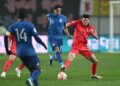 Ilhan Fandi (tengah) beraksi mewakili Singapura menentang Korea Selatan dalam Kelayakan Piala Dunia 2026 di Seoul.  - AFP