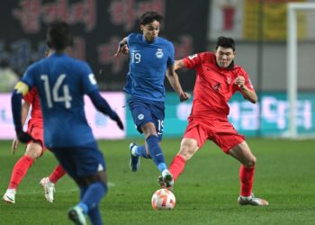 Ilhan Fandi (tengah) beraksi mewakili Singapura menentang Korea Selatan dalam Kelayakan Piala Dunia 2026 di Seoul.  - AFP
