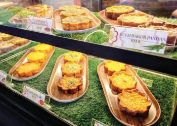 KUIH bakar perisa pandan, jagung dan berlauk daging antara yang paling digemari pembeli.