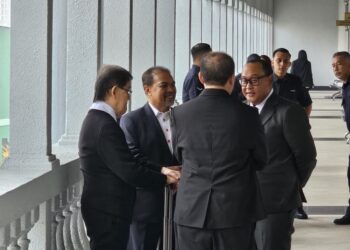 JAMIL Khir Baharom bersama barisan peguamnya di kaki lima Mahkamah Sesyen, di sini hari ini.