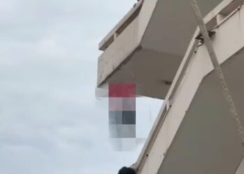 LELAKI yang terjatuh dari tingkat tiga sebuah bangunan hospital di Ipoh hari ini.