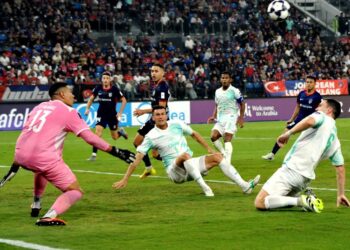 Penjaga gol Buriram United, Neil Etheridge beraksi cemerlang pada Kejohanan ACLE 2026 Zon Timur menentang Johor Darul Ta'zim (JDT) di Stadium Ibrahim, Iskandar Puteri , semalam. - UTUSAN/RAJA JAAFAR ALI