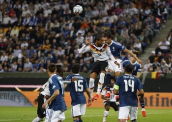 Pemain tengah Jerman, Kevin Schade mengambil bola tinggi dalam perlawanan Liga Negara-Negara Eropah menentang Greece di Augsburg, semalam. - AFP