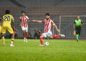 KAPTEN Kuala Lumpur City, Paulo Josue melakukan hantaran jauh kepada rakan sepasukannya pada aksi suku akhir kedua Piala FA 2026/27 menentang Perak FA di Stadium Bolasepak Kuala Lumpur, Cheras, malam ini.-IHSAN KL CITY