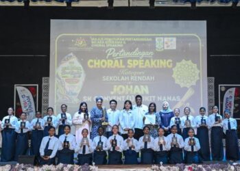 GURU besar, Indrani Letchumanan  bergambar bersama murid Sekolah Kebangsaan Convent (1) Bukit Nanas yang meraih johan pada pertandingan choral speaking peringkat Wilayah Persekutuan Kuala Lumpur di Sekolah Menengah Kebangsaan St. Mary di ibu negara, baru-baru ini.  – UTUSAN/SYAKIR RADIN