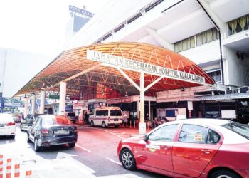 Ramai yang akhirnya terpaksa ‘menyerah diri’ ke hospital juga setelah terjebak dengan ‘ubat ajaib’ yang hanya mendatangkan kemudaratan. – MINGGUAN/MOHD. FARIZWAN HASBULLAH