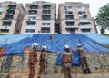 ANGGOTA bomba menutupi kawasan tanah runtuh dengan kanvas di Flat Bandar Damai Perdana, Bandar Tun Hussein Onn, semalam.