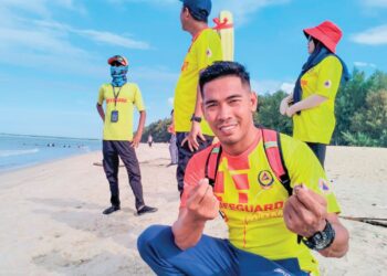 RAJA Andik Muhammad Irwan menunjukkan mata kail yang ditemukan
di pesisir Pantai Geting, Tumpat, Kelantan. – UTUSAN/ROHANA ISMAIL