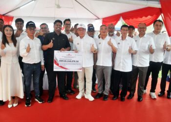 NGA Kor Ming bergambar selepas Program Jelajah Sentuhan Kasih KPKT 4.0 Negeri Melaka di Pangsapuri Sri Siantan, Jalan Bukit Baru, Kampung Solok Musai, Melaka,  hari ini. -  UTUSAN/AMRAN MULUP