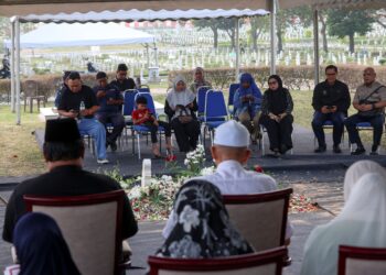 PERUNTUKKANLAH ruang masa, perhatian dan kasih kepada insan-insan yang suatu ketika dahulu telah berusaha untuk membina kita yang hari ini.