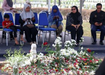 ORANG ramai menziarahi pusara Allahyarhamah Tun Dr. Siti Hasmah Mohamad Ali di Pusara Negara, Presint 20, Putrajaya, semalam. - UTUSAN/FAISOL MUSTAFA