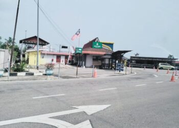 SUASANA di Kompleks Imigresen, Kastam, Kuarantin dan Keselamatan (ICQS) Pengkalan Kubor, Tumpat, Kelantan lengang apabila rakyat Malaysia tidak ke Thailand sempena cuti Hari Malaysia, semalam. - UTUSAN/ROHANA ISMAIL