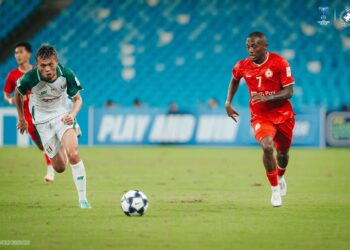 PEMAIN Phnom Penh Crown, Guytho Mijland cuba melepasi kawalan pemain Kuching City pada aksi pertama Kumpulan H Liga Juara-Juara Asia 2 di Stadium Morodok Techo, malam ini.-IHSAN FB Phnom Penh Crown FC