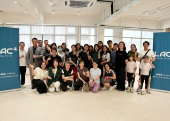 Beh Ting Yuen (berdiri, dua dari kiri) bersama Komuniti LAC dalam sesi perkongsian sempena Hari Jantung Sedunia baru-baru ini.