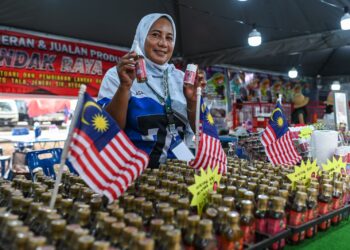 ROHANIZAH Baharudin menunjukkan produk minyak landak yang dijual sempena penganjuran MAHA 2026. -UTUSAN/SYAKIR RADIN.