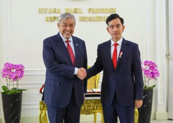 AHMAD Zahid Hamidi bersalaman dengan Gibran Rakabuming Raka di Istana Wakil Presiden di Jakarta, Indonesia semalam. – BERNAMA