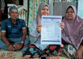 NUR Jannatul Sofea Rusdi menunjukkan surat tawaran diterima masuk ke  Universiti Teknologi Mara (UiTM) semasa ditemui di rumahnya di Pantai Geting, Tumpat, Kelantan. – UTUSAN/ROHANA ISMAIL