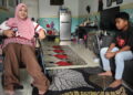 MUHAMMAD Shameer Farriez Amir Nizam (kanan) bersama ibunya, Juraimie ketika ditemui Utusan Malaysia di Taman Wai Permai, Kangar, Perlis.– UTUSAN/ASYRAF MUHAMMAD