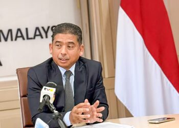 MUZAFFAR Shah Mustafa bercakap pada sesi taklimat media di Jakarta, Indonesia semalam.