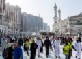 ORANG ramai berjalan kaki di Kompleks Masjidil Haram disebalik ancaman serangan dron kumpulan Houthi berhampiran Tanah Suci Mekah, Arab Saudi, kelmarin.- AFP