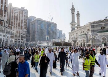 ORANG ramai berjalan kaki di Kompleks Masjidil Haram disebalik ancaman serangan dron kumpulan Houthi berhampiran Tanah Suci Mekah, Arab Saudi, kelmarin.- AFP