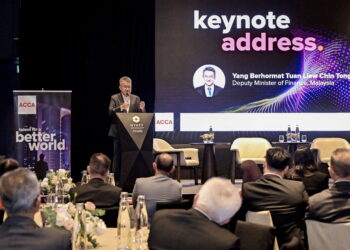 LIEW Chin Tong berucap pada Majlis Ulang Tahun Ke-10 Kerjasama Persatuan Akauntan Bertauliah Berkanun (ACCA) dan Chartered Accountants Australia & New Zealand (CA ANZ), semalam.