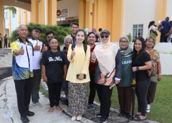 LOVELY SABANA (tengah, depan sekali, baju kuning) di UPSI, Tanjung Malim hari ini.