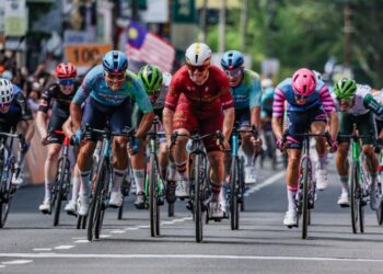 Pelumba XDS Astana Team, Matteo Malucelli (tiga dari kiri) memecut ke garisan penamat peringkat 1 laluan Shah Alam-Kampar dalam perlumbaan Le Tour de Langkawi 2026 di Kampung Masjid Kampar, Perak, semalam. - UTUSAN/ISKANDAR ISHAK