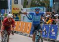 Pelumba XDS Astana Team, Matteo Malucelli (kanan) meraikan kemenangan peringkat ketiga laluan Sungai Petani-Kuala Kangsar pada Le Tour de Langkawi (LTdL) 2026 di Dataran Pavilion Kuala Kangsar, semalam. - UTUSAN/ISKANDAR ISHAK
