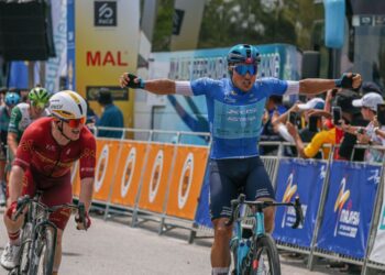Pelumba XDS Astana Team, Matteo Malucelli (kanan) meraikan kemenangan peringkat ketiga laluan Sungai Petani-Kuala Kangsar pada Le Tour de Langkawi (LTdL) 2026 di Dataran Pavilion Kuala Kangsar, semalam. - UTUSAN/ISKANDAR ISHAK