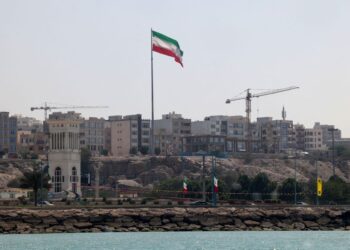 DUA letupan kedengaran di Pulau Qeshm. - AFP