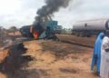 Gambar fail sebuah lori tangki minyak terbakar. - AFP