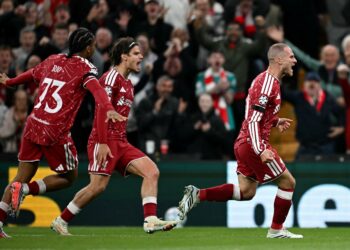 PEMAIN Liverpool, Alexis Mac Allister (kanan) meraikan jaringan kemenangan pada aksi Liga Juara-Juara Eropah menentang Atletico Madrid di Stadium Anfield, awal pagi tadi.-AFP