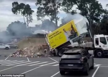 SAMPAH ‘dibuang’ dari lori selepas vape yang berada didalamnya meletup. - Instagram/@tuckintidy