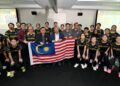 LEE Tian Hock (tengah) bersama pemain bola keranjang negara yang akan membawa cabaran Malaysia di Sukan Asia 2026. - IHSAN PERSATUAN BOLA KERANJANG MALAYSIA (MABA)