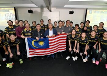LEE Tian Hock (tengah) bersama pemain bola keranjang negara yang akan membawa cabaran Malaysia di Sukan Asia 2026. - IHSAN PERSATUAN BOLA KERANJANG MALAYSIA (MABA)