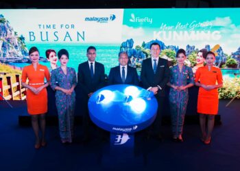 NASARUDDIN A. Bakar (tengah) bersama  Ketua Pegawai Eksekutif Perniagaan Syarikat Penerbangan MAG, Bryan Foong (tiga dari kanan) dan Ketua Pegawai Komersial MAG (Airlines), Dersenish Aresandira (tiga dari kiri) selepas majlis pelancaran pertumbuhan rangkaian MAG dan kemudahan katering baharu di sini, semalam.