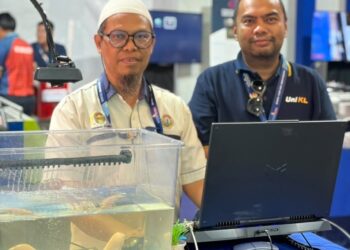 YOSOF Kadase (kiri) bersama Dr. Ghazali Abdul Rahman (kanan) menunjukkan inovasi projek akuakultur pintar mereka pada MAHA 2026 di MAEPS, Serdang, semalam. - UTUSAN/AQILAH NASUHA MAZLAN